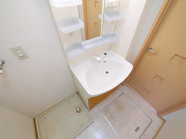 洗面設備　ゆったりとスペースのある洗面所