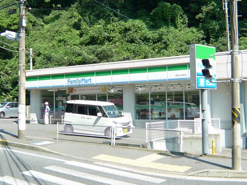 コンビニ　ファミリーマート野比中学前店（コンビニ）まで745m