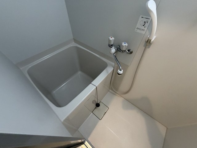 バス・シャワールーム　コンパクトで使いやすいお風呂です