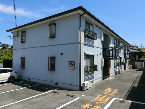 建物外観　近隣には商業施設が多数ありお買い物に便利です！白水大池公園も
