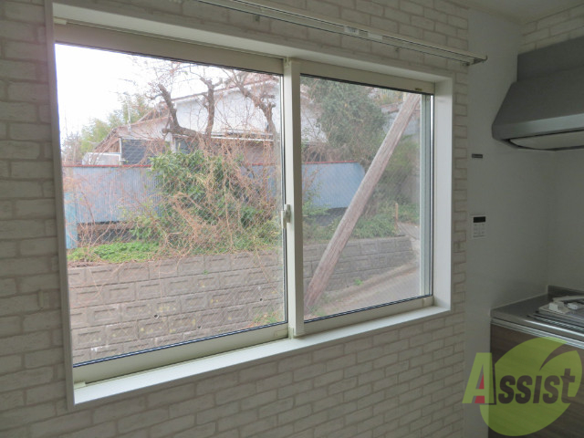 バルコニー　お部屋の窓です。外の景色を楽しむことができます。