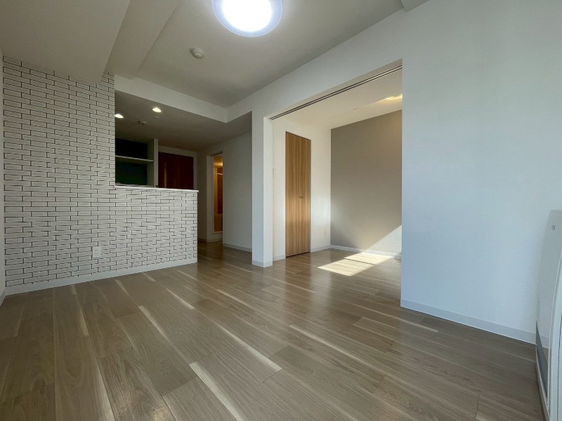 居室・リビング　木目のフローリングは落ち着きのある印象のお部屋になりますね。