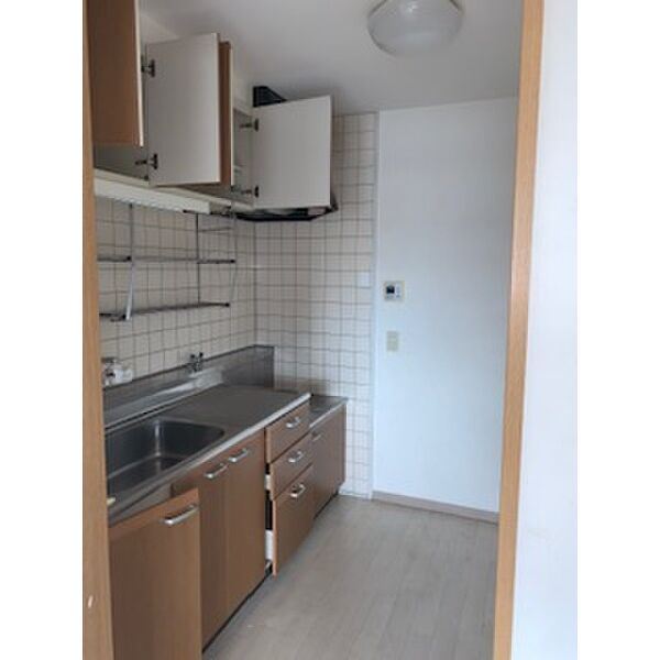 キッチン　室内写真は別部屋の写真です。