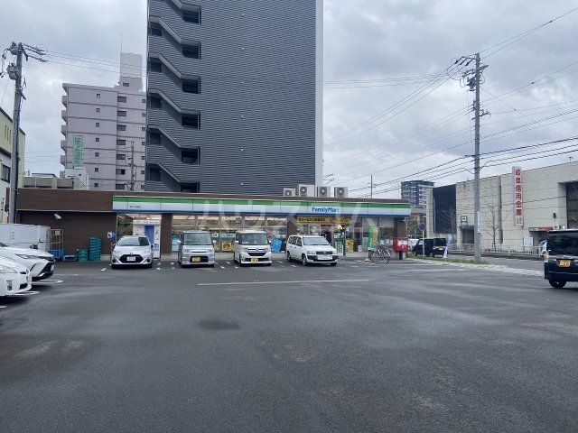 コンビニ　ファミリーマート中川八田店（コンビニ）まで525m