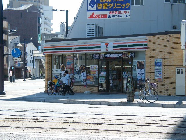 コンビニ　セブンイレブン広島的場2丁目店（コンビニ）まで180m