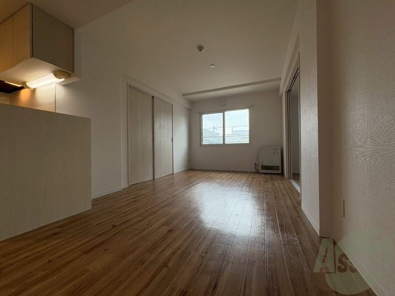 居室・リビング　木目のフローリングは落ち着きのある印象のお部屋になりますね。