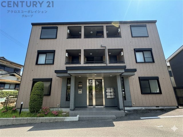 建物外観　オートロックで外部の人間が簡単に出入りできないため安心です。