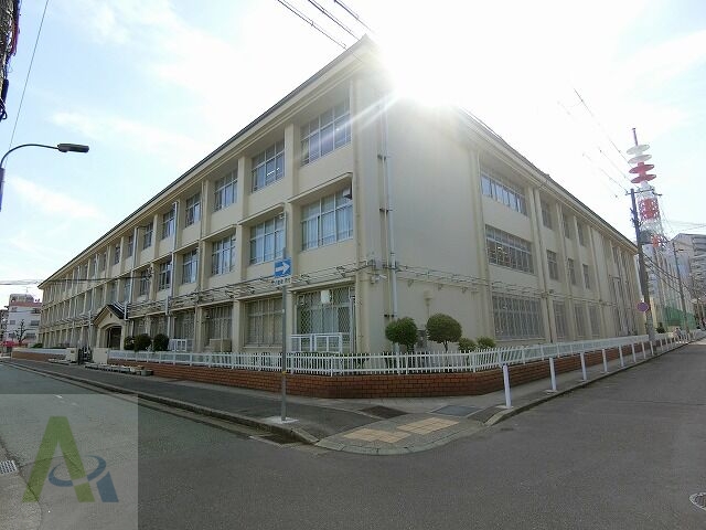 中学校　神戸市立兵庫中学校（中学校）まで525m