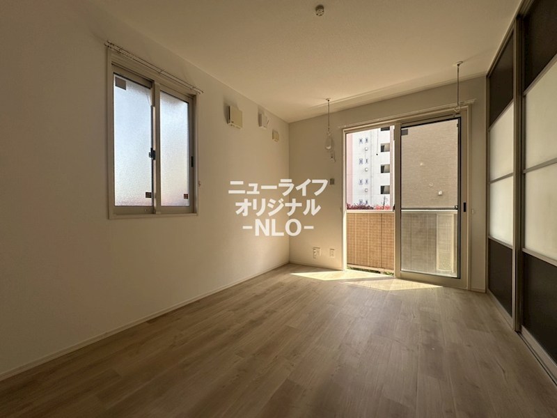 居室・リビング　隣のお部屋との間仕切りを開放して広々としたリビングに♪