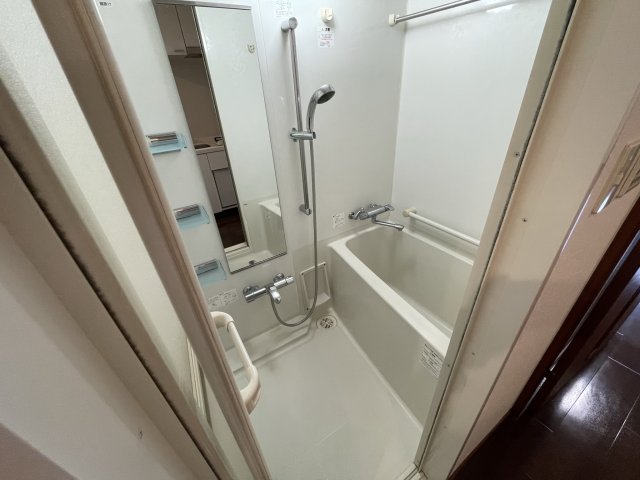 バス・シャワールーム　(参考)同マンション反転間取り他部屋の写真