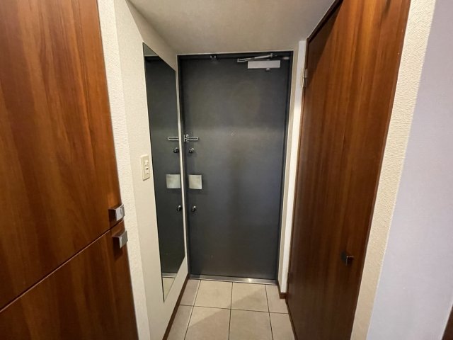 玄関　(参考)同マンション反転間取り他部屋の写真