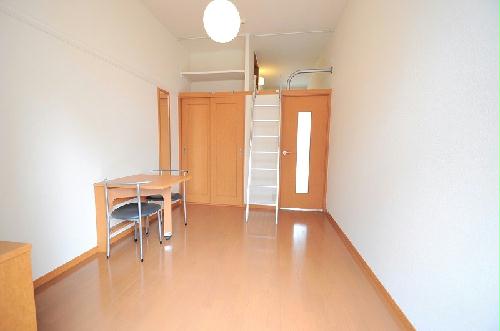 居室・リビング　1Ｆフローリング　2Ｆカーペット