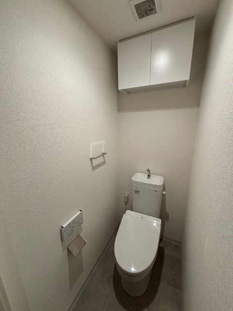 トイレ　室内内装の色味異なる場合あり