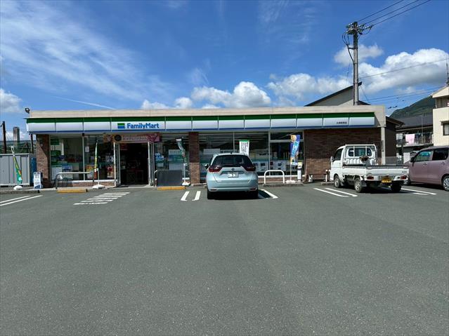コンビニ　ファミリーマート（コンビニ）まで700m