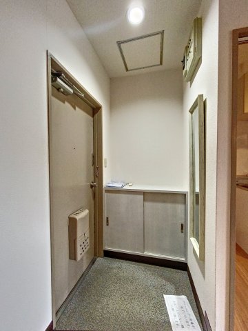 玄関　他号室参考写真になりますので、雰囲気だけご参考ください。