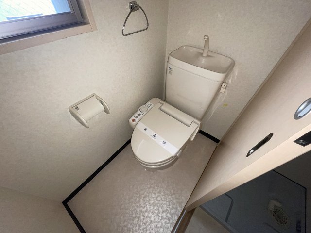 トイレ　落ち着いた色調のトイレです