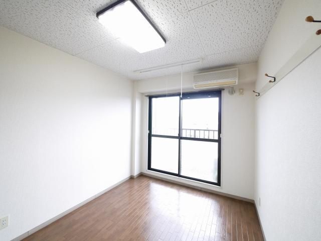 その他部屋・スペース　落ち着いた色調の洋室です