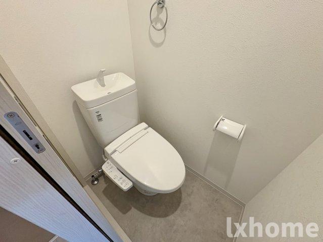 トイレ　落ち着いた色調のトイレです