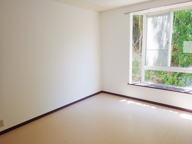 その他部屋・スペース　おしゃれな出窓付きの明るい洋室です。