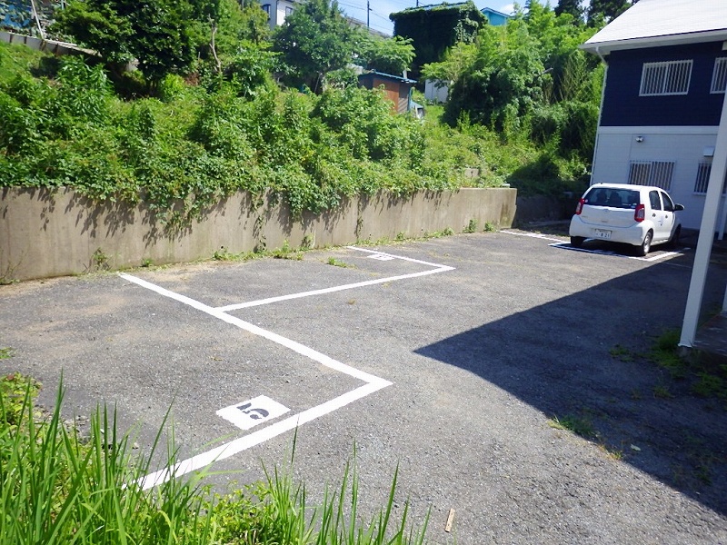 駐車場　駐車しやすい平置きの駐車場です。