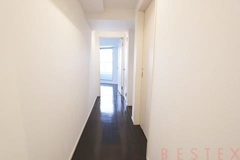 玄関　※同建物内・別タイプの参考写真です。