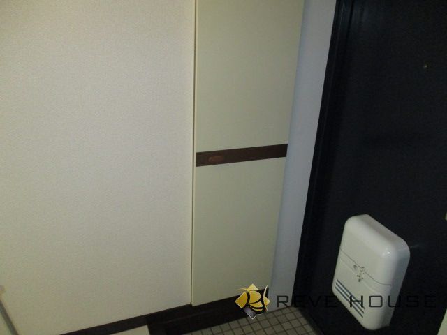 地下鉄空港線 唐人町駅 徒歩4分 3階建 築38年の玄関写真
