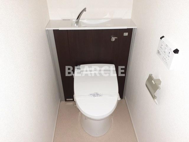 トイレ　落ち着いた色調のトイレです