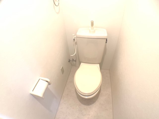 トイレ　シンプルで掃除のしやすいトイレです♪