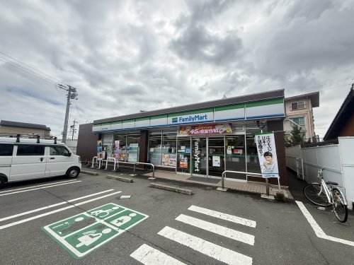 コンビニ　ファミリーマート四日市小林町店（コンビニ）まで688m