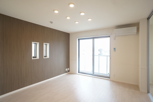 居室・リビング　最上階角部屋の２面に窓のある明るいLDK
