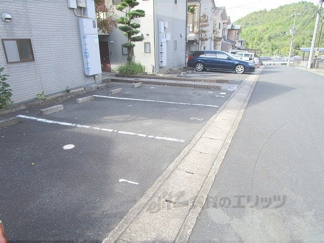 【南丹市園部町小山西町のアパートの駐車場】