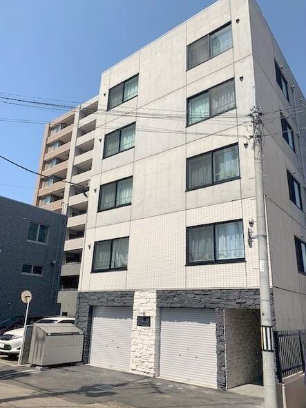 札幌市中央区南十五条西のマンションの建物外観