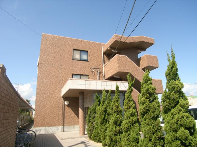 【高松市郷東町のマンションの建物外観】