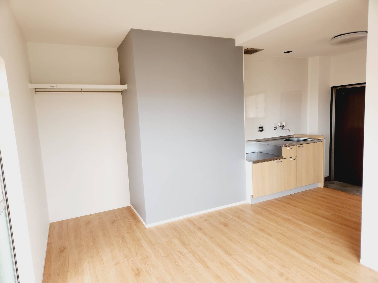 居室・リビング　壁紙は張り替えたのでピカピカです(^^♪