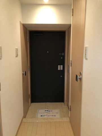 【横浜市中区長者町のマンションの玄関】