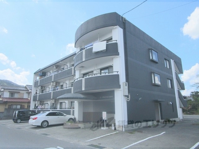 亀岡市大井町小金岐のマンションの建物外観