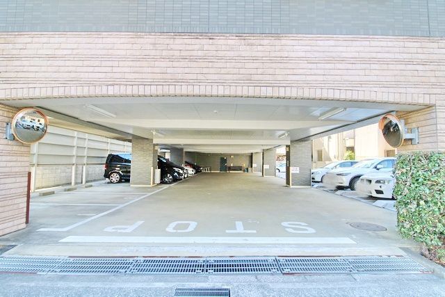 【平塚市老松町のマンションの駐車場】