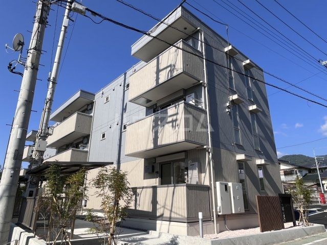 【甲府市屋形のアパートの建物外観】