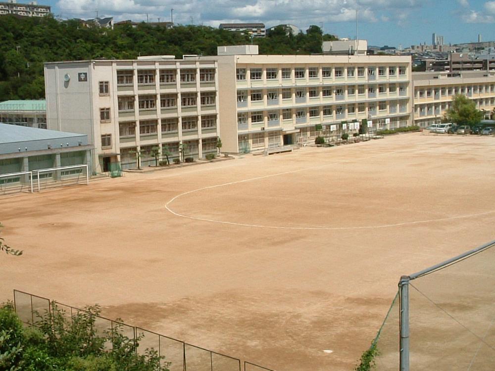 【神戸市垂水区西舞子のアパートの中学校】