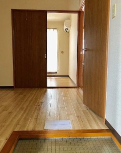 【横浜市西区中央のマンションの玄関】