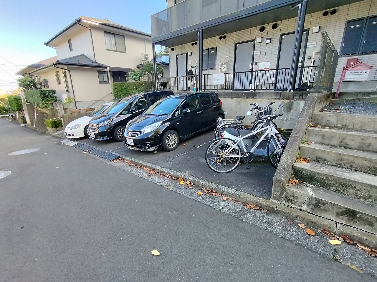 【仙台市青葉区貝ケ森のアパートの駐車場】