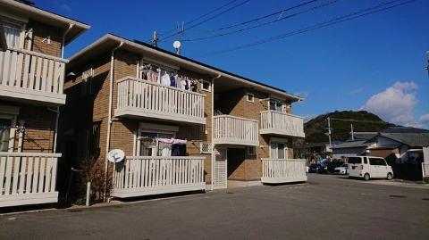 鳴門市撫養町小桑島のアパートの建物外観