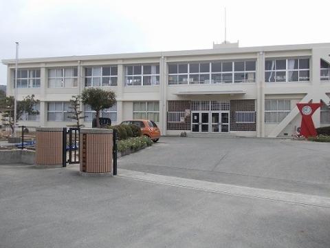 【鳴門市撫養町小桑島のアパートの小学校】