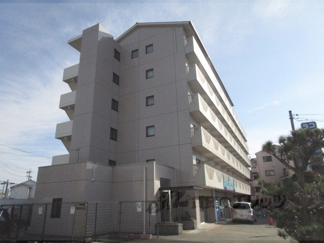 亀岡市大井町並河のマンションの建物外観