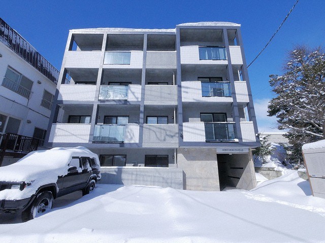 【札幌市北区北二十二条西のマンションの建物外観】