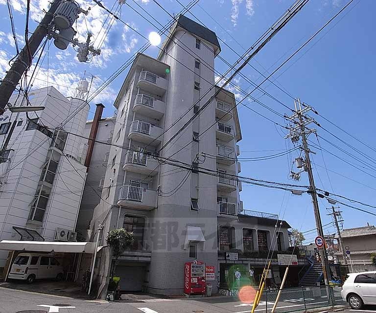 京都市西京区上桂三ノ宮町のマンションの建物外観