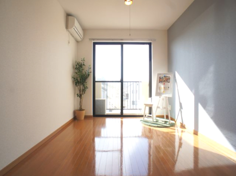 居室・リビング　オシャレな照明と快適に過ごせるエアコン付きです♪