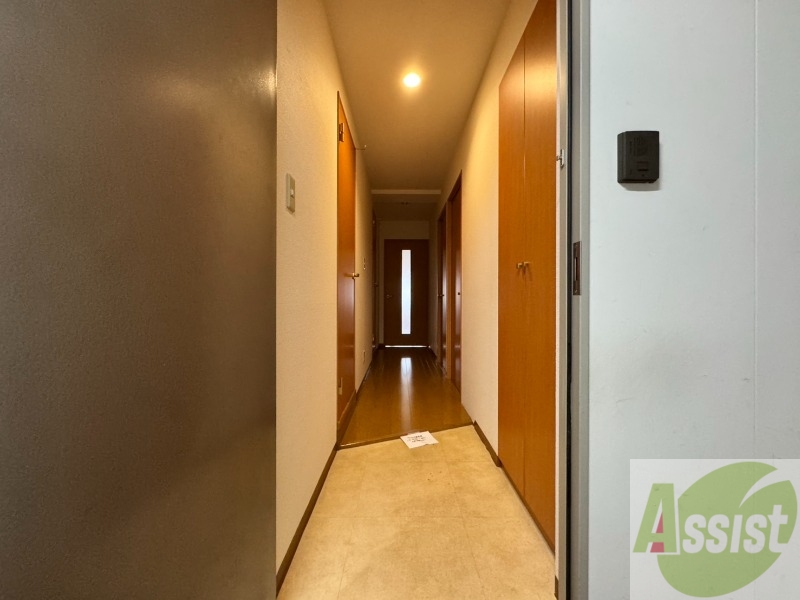 玄関　玄関です。ご覧の通り広々としていますね。