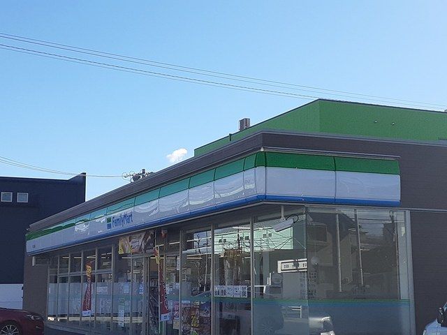 コンビニ　ファミリーマート（コンビニ）まで1100m