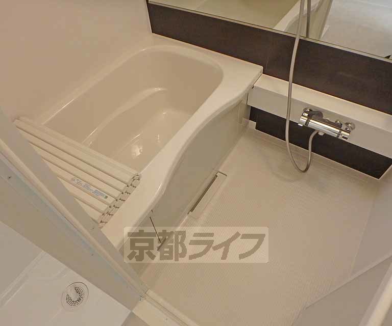 バス・シャワールーム　広々とした浴室です。